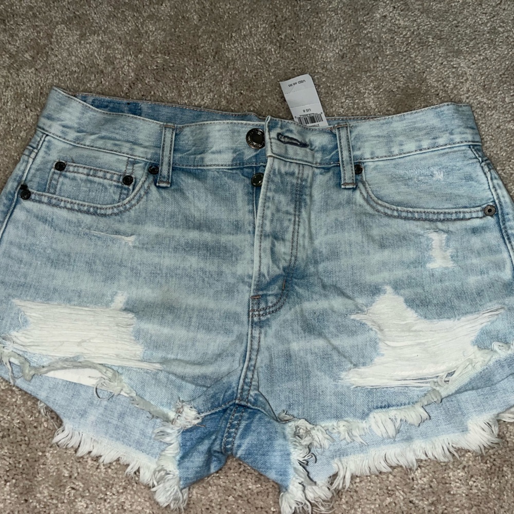 American eagle brand new light wash jean shorts in a size 8!